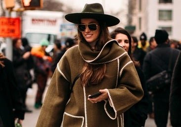 Abrigos con bufanda, así se lleva la tendencia que arrasa: nuestros favoritos para el invierno