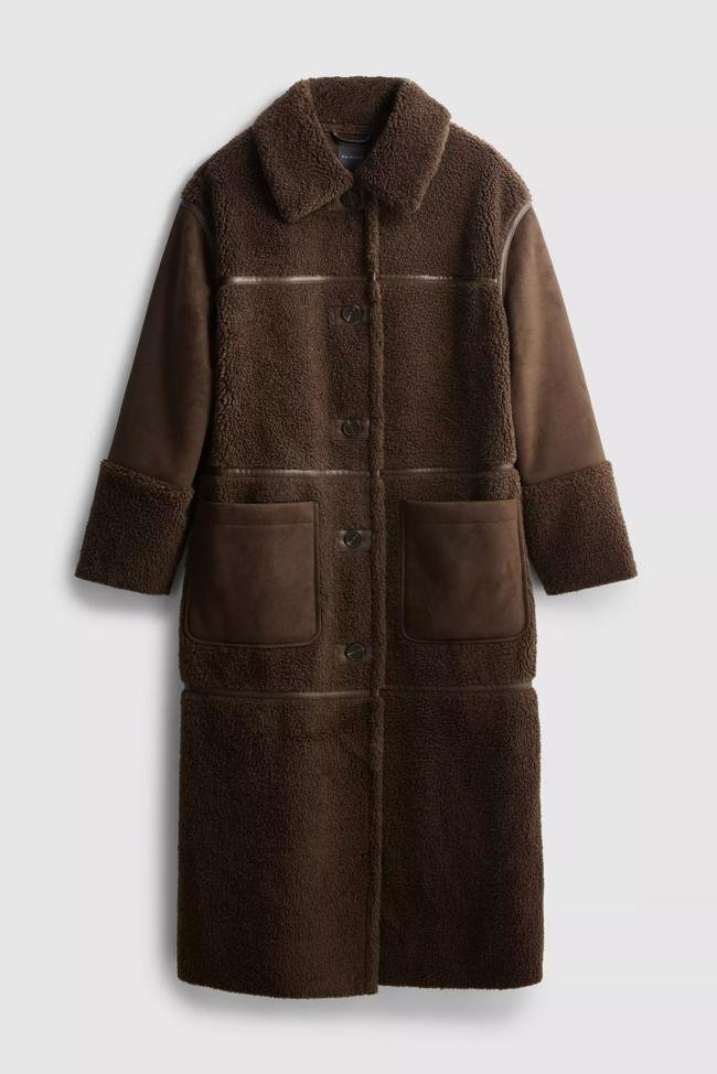 Abrigo largo con textura peluche (55€)