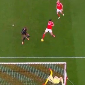 Video: el insólito gol en contra que se hizo Benfica 