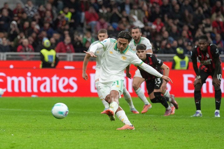 Dybala ejecutó el penal y Maignan se lo atajó.