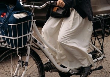 Los pantalones anchos que llevarás este otoño (y cómo combinarlos sin fallar)