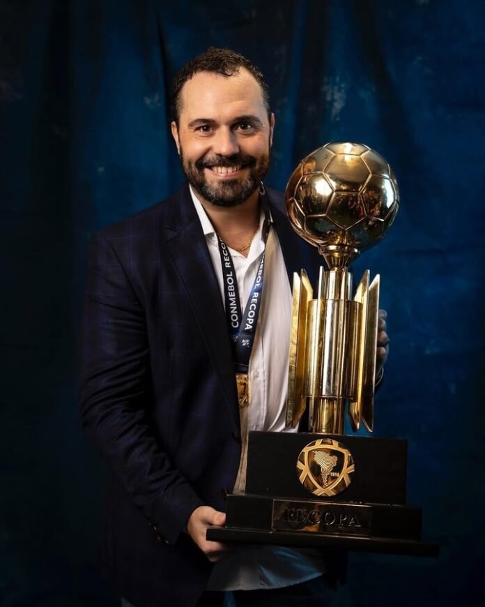 Polémica en Brasil: el presidente de Fluminense cantó que los hinchas de Flamengo