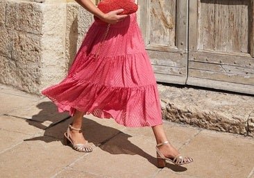 Las sandalias con tacón ancho y bajito se convertirán en tu zapato de verano según las expertas en moda +50