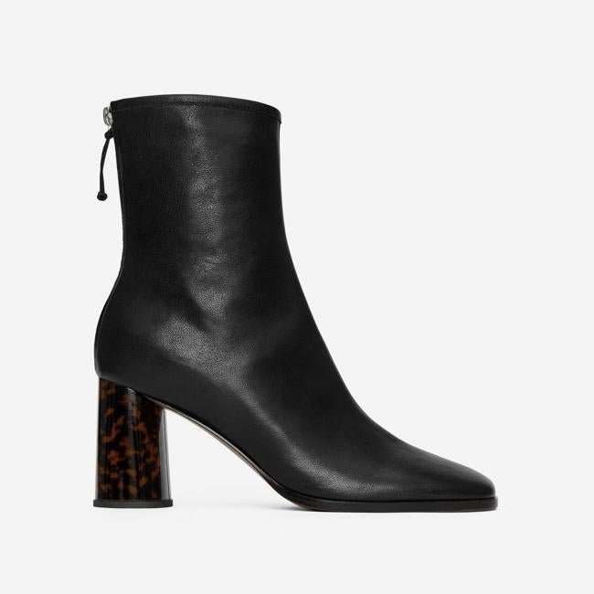 Tacón negro con impresión carey de Arket, 259 euros.