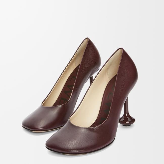 Tacón de piel marrón de Loewe, 900 euros.