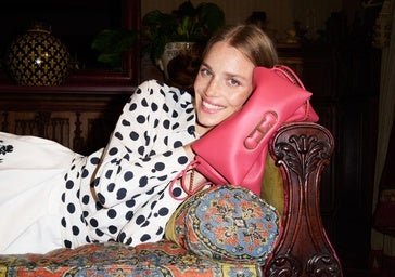 El nuevo look de Carolina Herrera que se pondría la reina Letizia: el bolso que promete ser su nuevo favorito