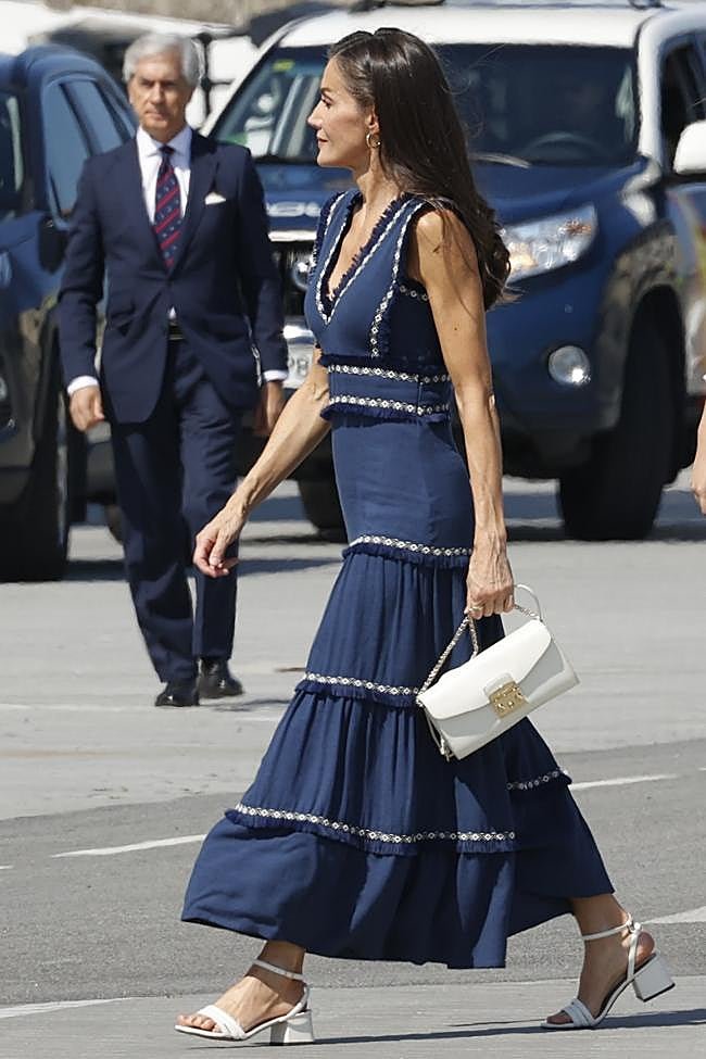 La reina Letizia con vestido azul de Vogana en julio de 2025.