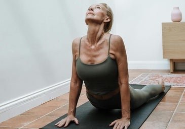 Las tres posturas de yoga que debes hacer en casa cada día para mejorar tu flexibilidad a los 50
