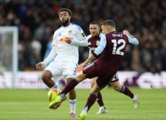 Por una mala salida del Dibu, Aston Villa cae ante el Leeds United