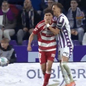 Escándalo en España: en una pelota parada, recibió el beso de un rival y terminó expulsado