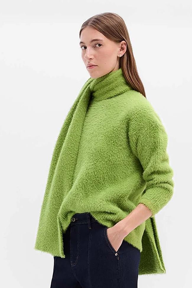 Jersey en color verde con bufanda de Simorra.