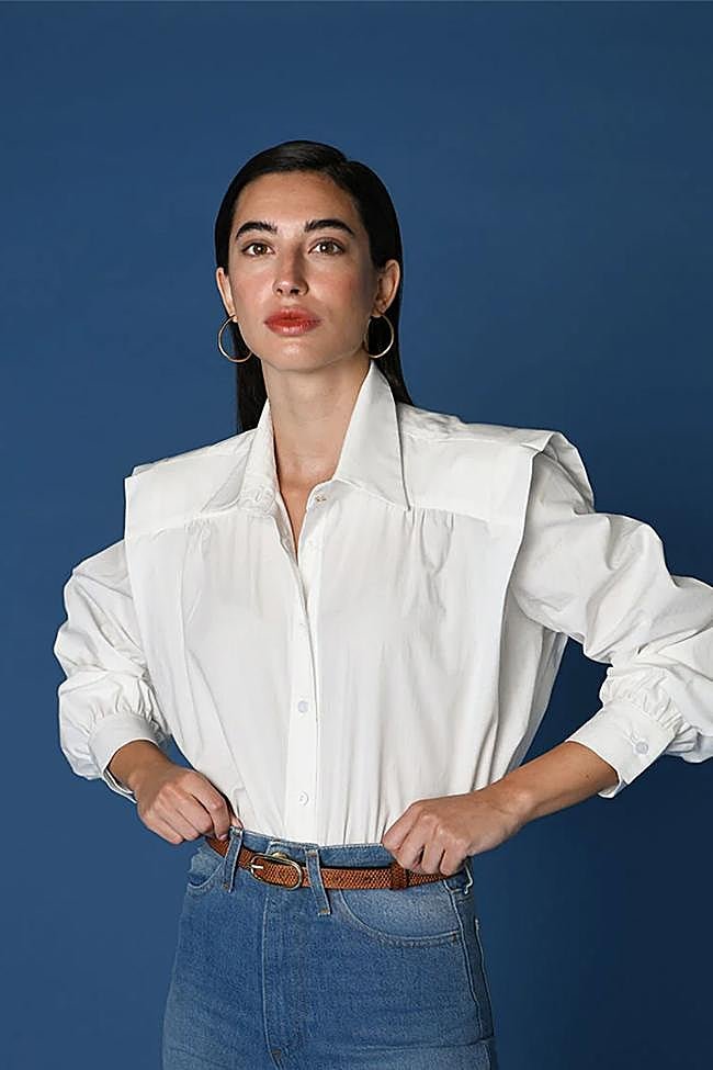 Camisa blanca con detalle de volante de Julise Magon.