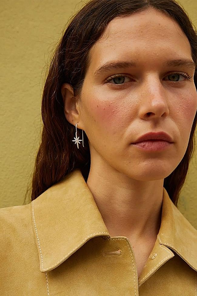 Pendientes con circonitas y detalle de estrellas de Moncollier.