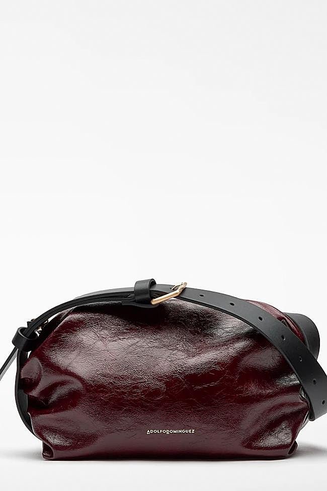 Bolso bandolera en burdeos de Adolfo Dominguez.