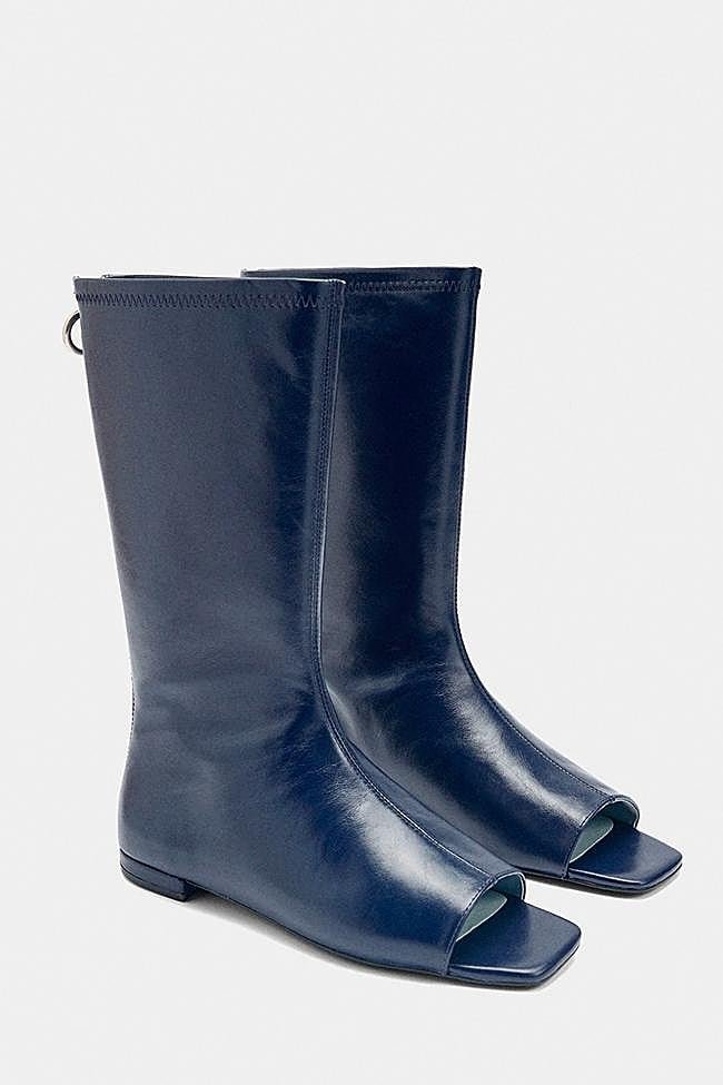 Botines con puntera abierta en azul de Parfois.