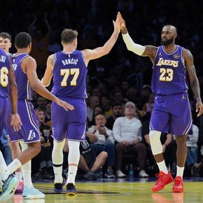 Con un LeBron como en los viejos tiempos, los Lakers avanzaron a cuartos de final en la Copa NBA
