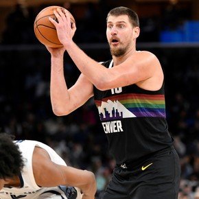 Con un triple desde la mitad de la cancha y números top, Jokic le dio la victoria a unos Nuggets que siguen prendidos en la NBA