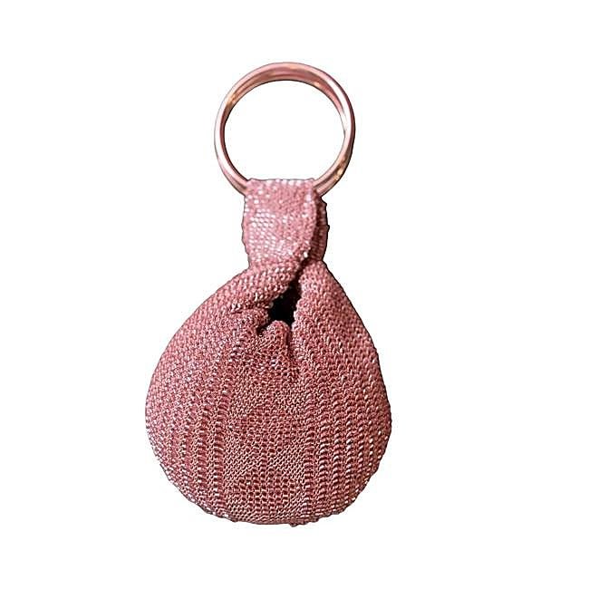 Bolso rosa con abalorios de Casilda Finat MC, 40 euros.