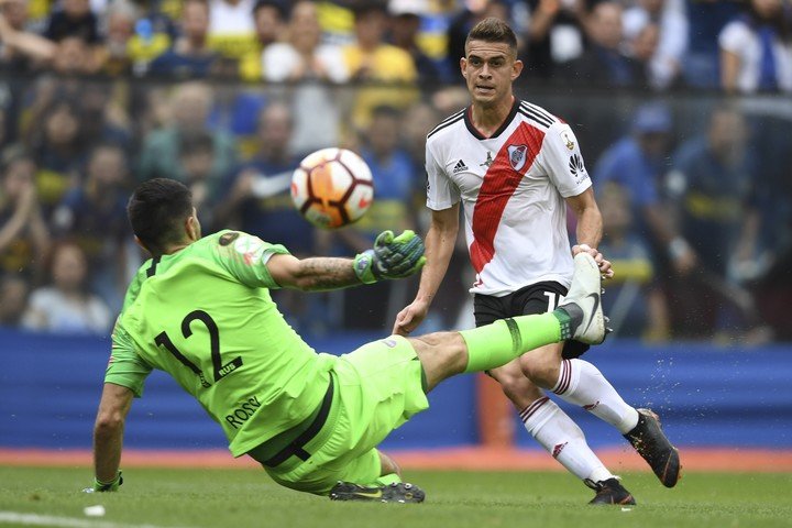 Rossi contra Borré (AFP). 