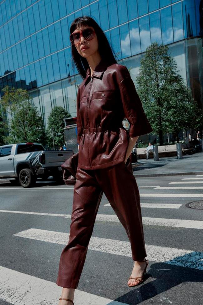 Total look en color burdeos de Zara.