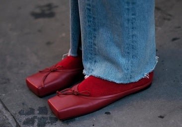 Vuelven las bailarinas rojas, el calzado estilo preppy que llena de color tus looks