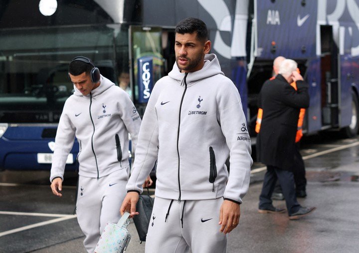 Cuti Romero presente en el partido Leeds United - Tottenham Hotspur Images via Reuters/Andrew Boyers. 