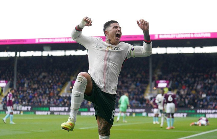 Enzo viene de convertir y ganar con el Chelsea (AP Photo).