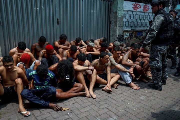Algunos de los detenidos en una de las favelas de Río. (REUTER)