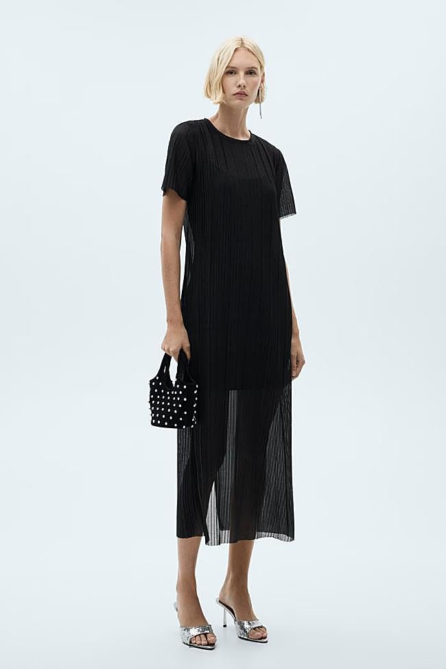 Vestido plisado en color negro de Mango Outlet