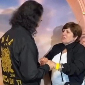 Román le cumplió el sueño: el emotivo momento de la mamá de Riquelme con Marco Antonio Solís