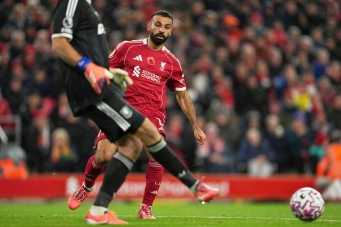 Video: blooper del Dibu y gol para el Liverpool de Mac Allister