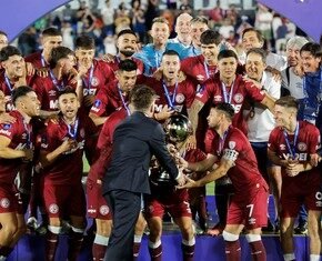 Video: el abrazo entre Tapia y Ruggeri cuando Lanús se consagró campeón