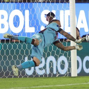 Losada, el Dibu de Lanús: un mano a mano clave y tres penales atajados