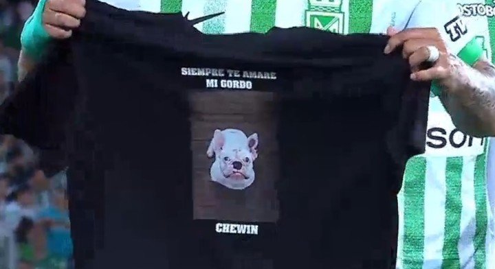La remera de Cardona dedicada a su perro fallecido. Foto: @WinSportsTV