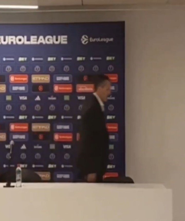 Martínez, se retira de la conferencia de prensa. Foto: @BasketNews_com