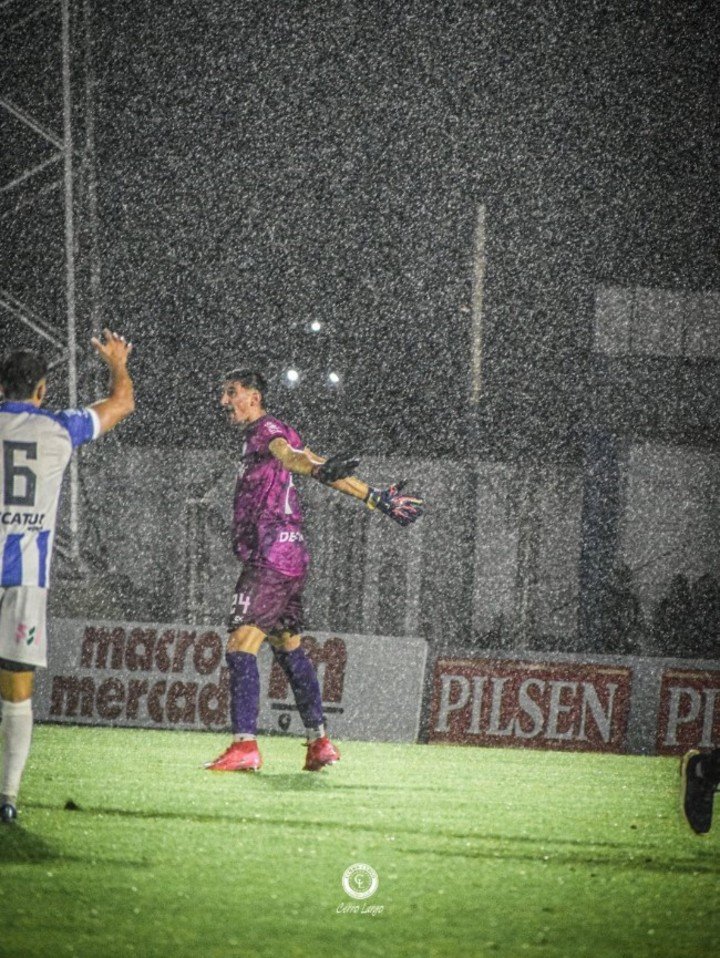 Santilli festejando su gol (Prensa Cerro Largo).