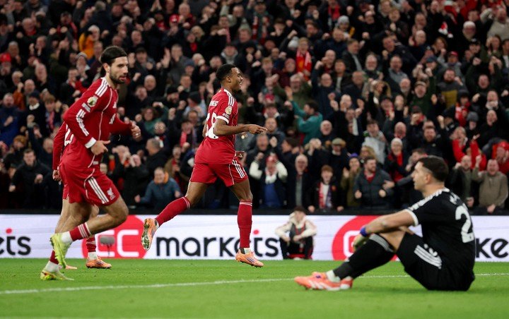 El Dibu facilitó las cosas para el 1-0 (REUTERS/Phil Noble). 