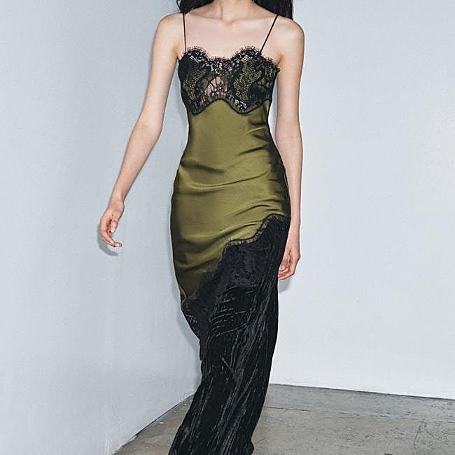 Slip dress con encaje de Zara, 39,95 euros.