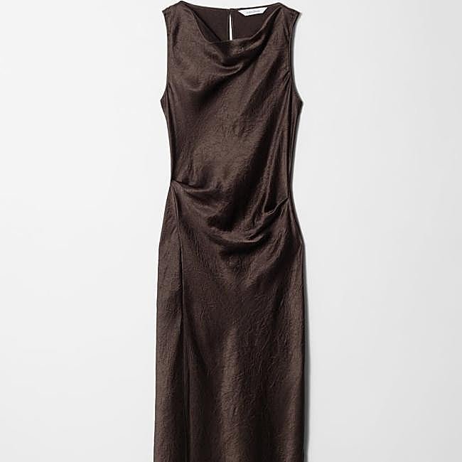 Vestido satinado drapeado de & Other Stories, 59 euros.