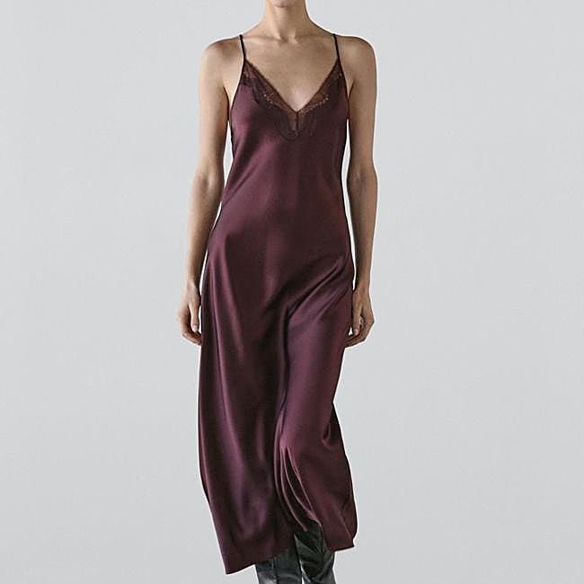 Vestido satinado burdeos de Massimo Dutti, 79,95 euros.