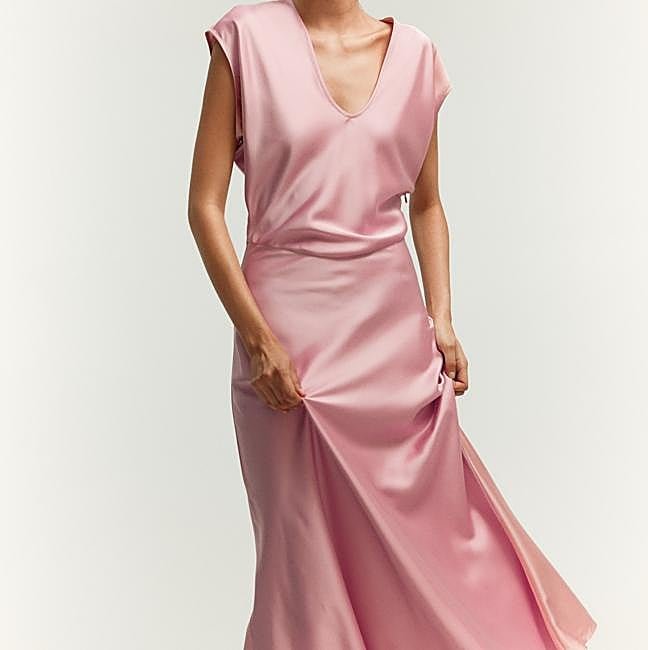 Vestido de satén rosa de H&M, 39,99 euros.