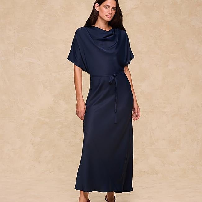 Vestido azul marino de Maksu, 138,60 euros.