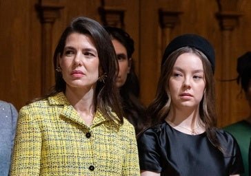 Duelo de estilo de hermanas en el Día de Mónaco: Carlota Casiraghi con un clásico de Chanel, y Alexandra de Hannover con tocado