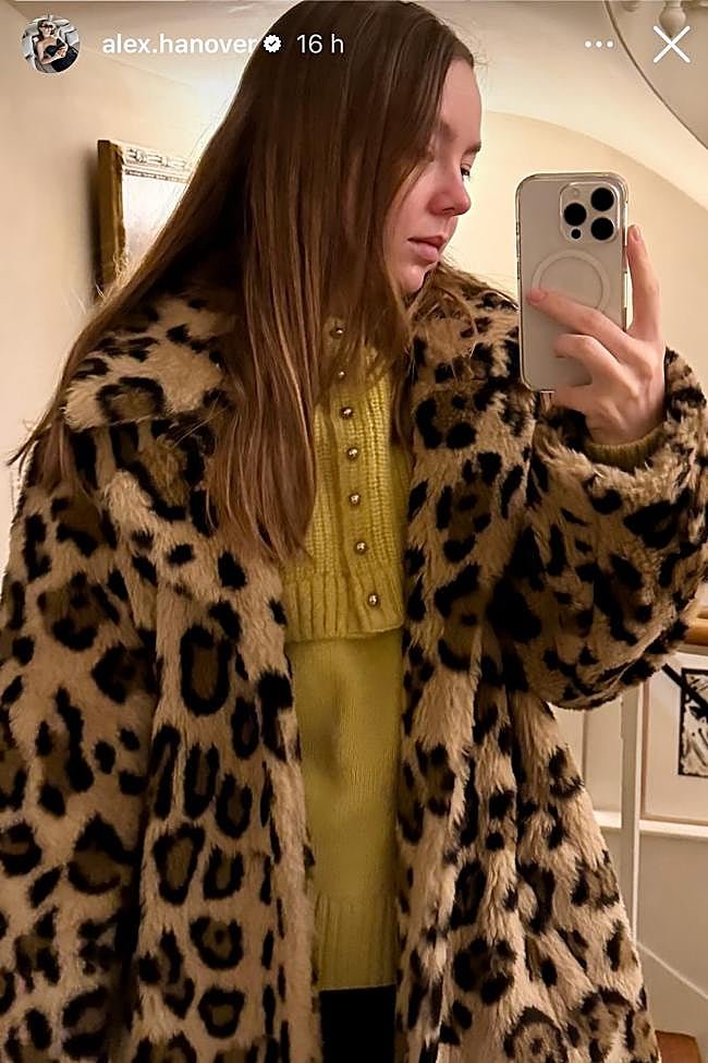 Alexandra de Hannover con un abrigo de leopardo.