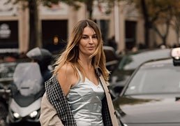 Vestidos lenceros para llevar de la oficina a la cena de empresa que merecen estar en tu fondo de armario