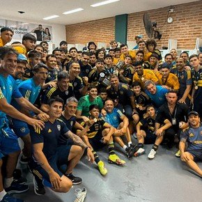 Riquelme, con los pibes de Reserva, como un campeón más...