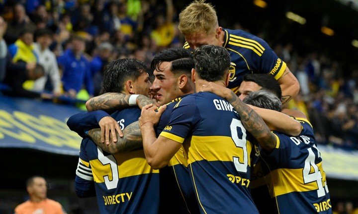 El festejo grupal de Boca tras vencer a Argentinos. Fotobaires