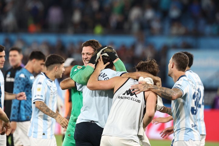 Cambeses festeja junto a sus compañeros.
Foto: Alejandro Pagni 