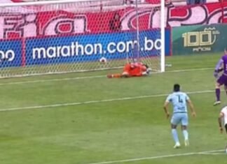 Bolivia: un arquero hizo un gol de penal, el rival sacó del medio y lo embocó