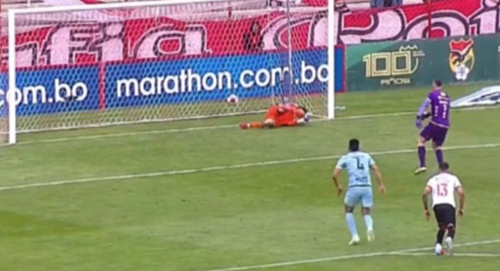 El gol de penal del arquero de Always Ready. Foto: @guarani_futbol